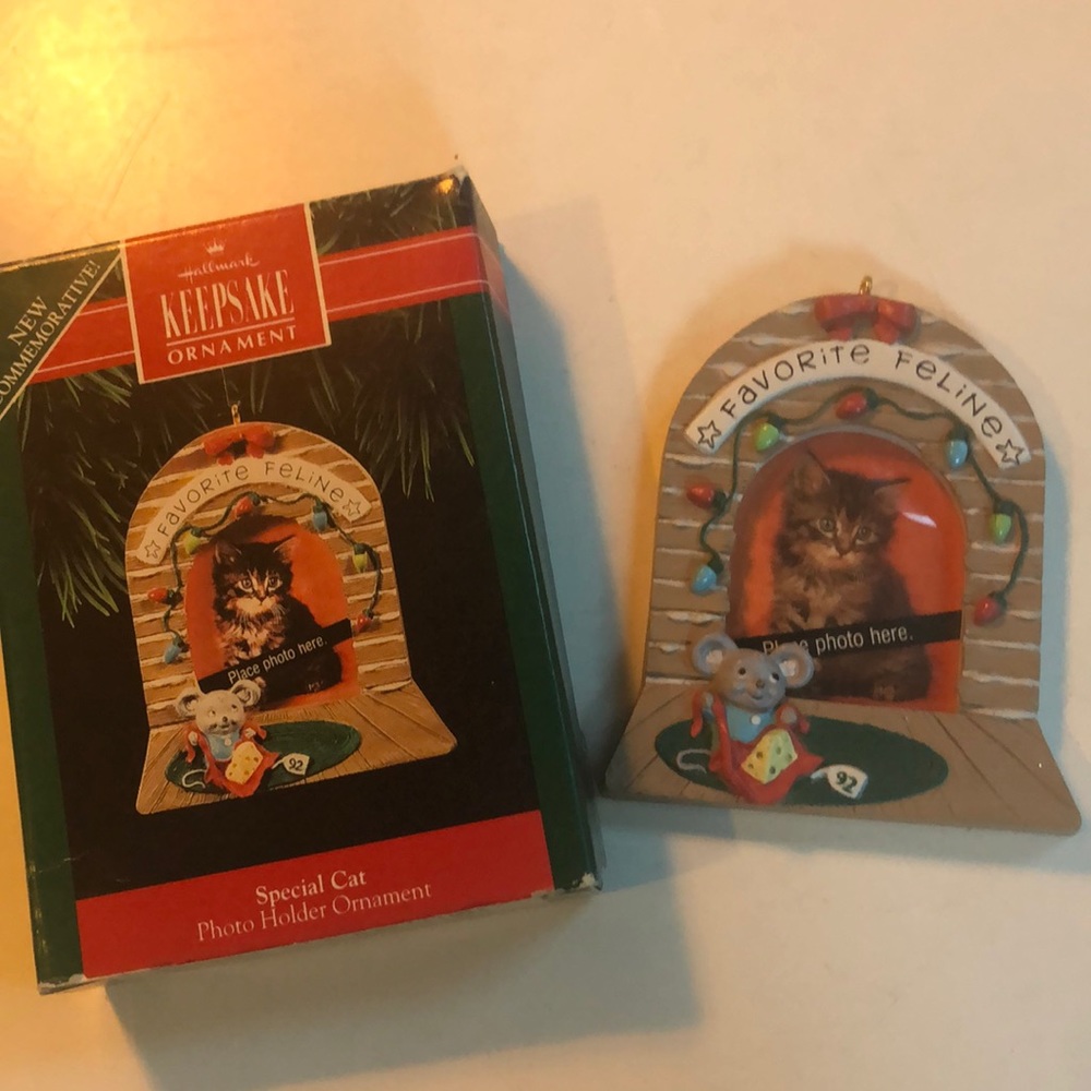 Hallmark Keepsake 1992 special cat favorite feline photo holder ornament.